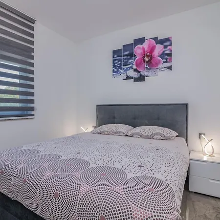 בית נופש Enie Mit Eigenem Pool By Interhome