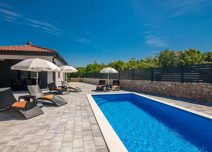 בית נופש Enie Mit Eigenem Pool By Interhome