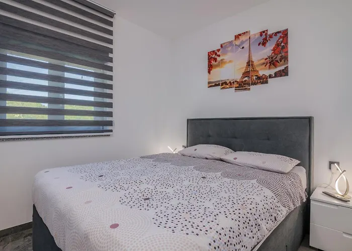 Enie Mit Eigenem Pool By Interhome Vikendica