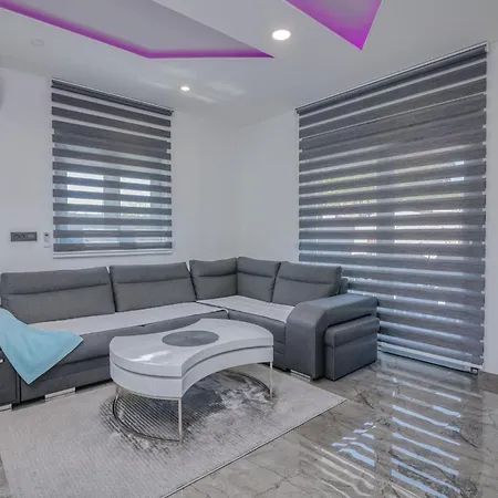 Enie Mit Eigenem Pool By Interhome Dom wakacyjny Garica