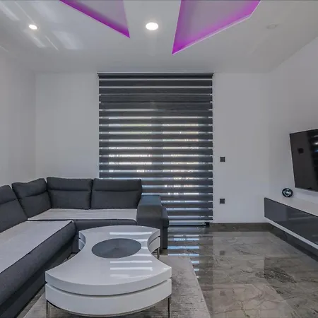 Enie Mit Eigenem Pool By Interhome Dom wakacyjny *