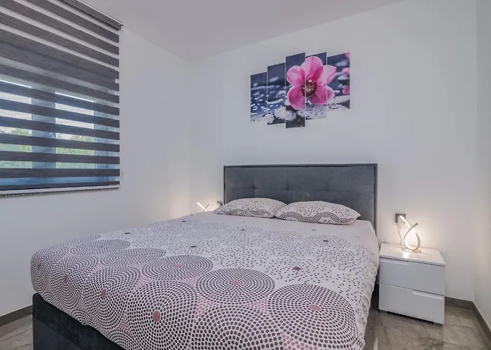 Dom wakacyjny Enie Mit Eigenem Pool By Interhome